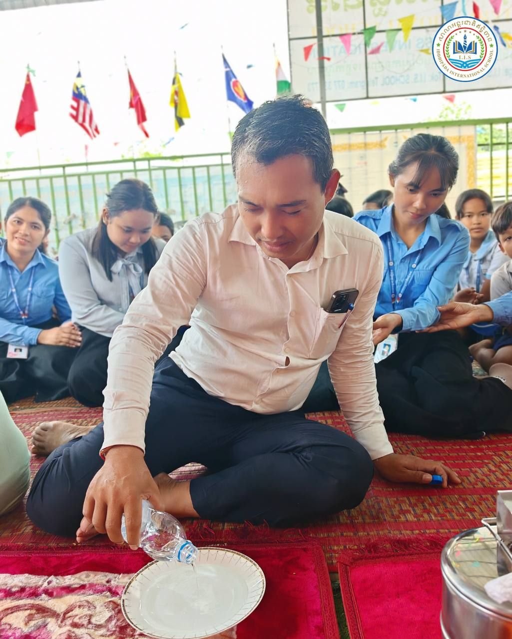 ពិធីសូត្រមន្តចម្រើនព្រះបរិត្ត និងប្រោះព្រំឆ្នាំថ្មី