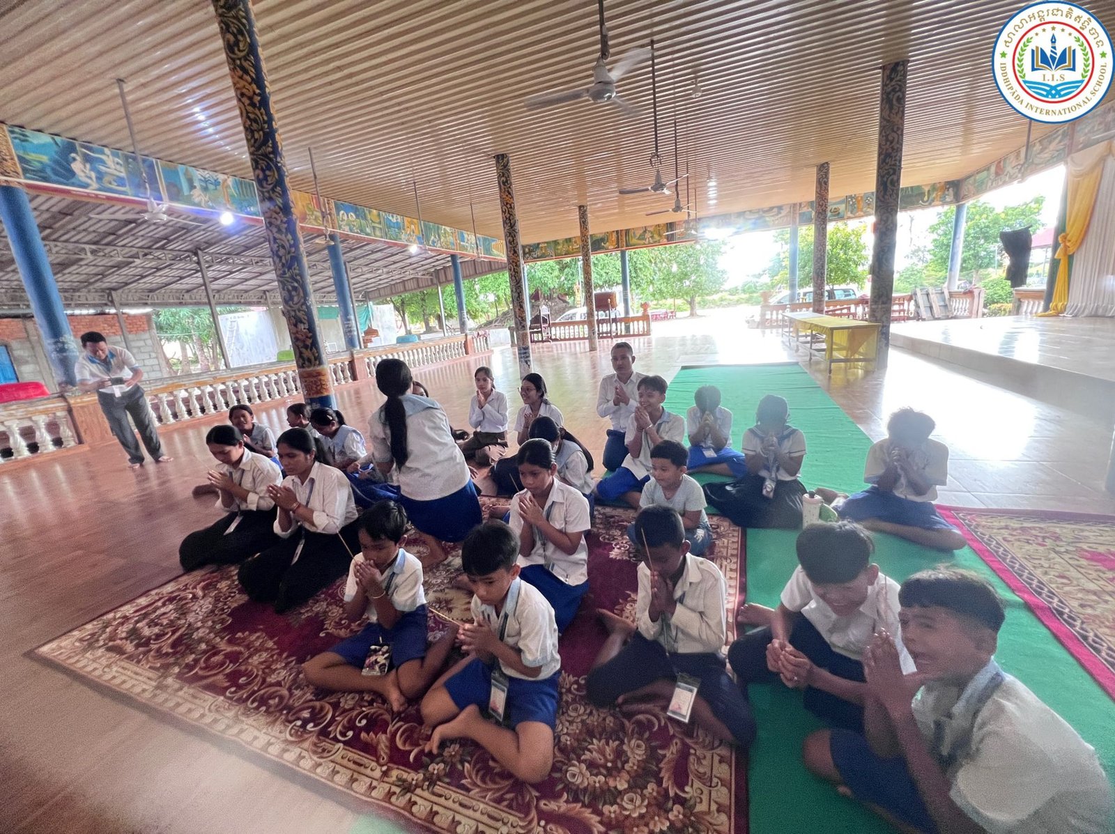 ការនាំយកទេយ្យវត្ថុ និងបច្ច័យប្រគេនព្រះសង្ឃ