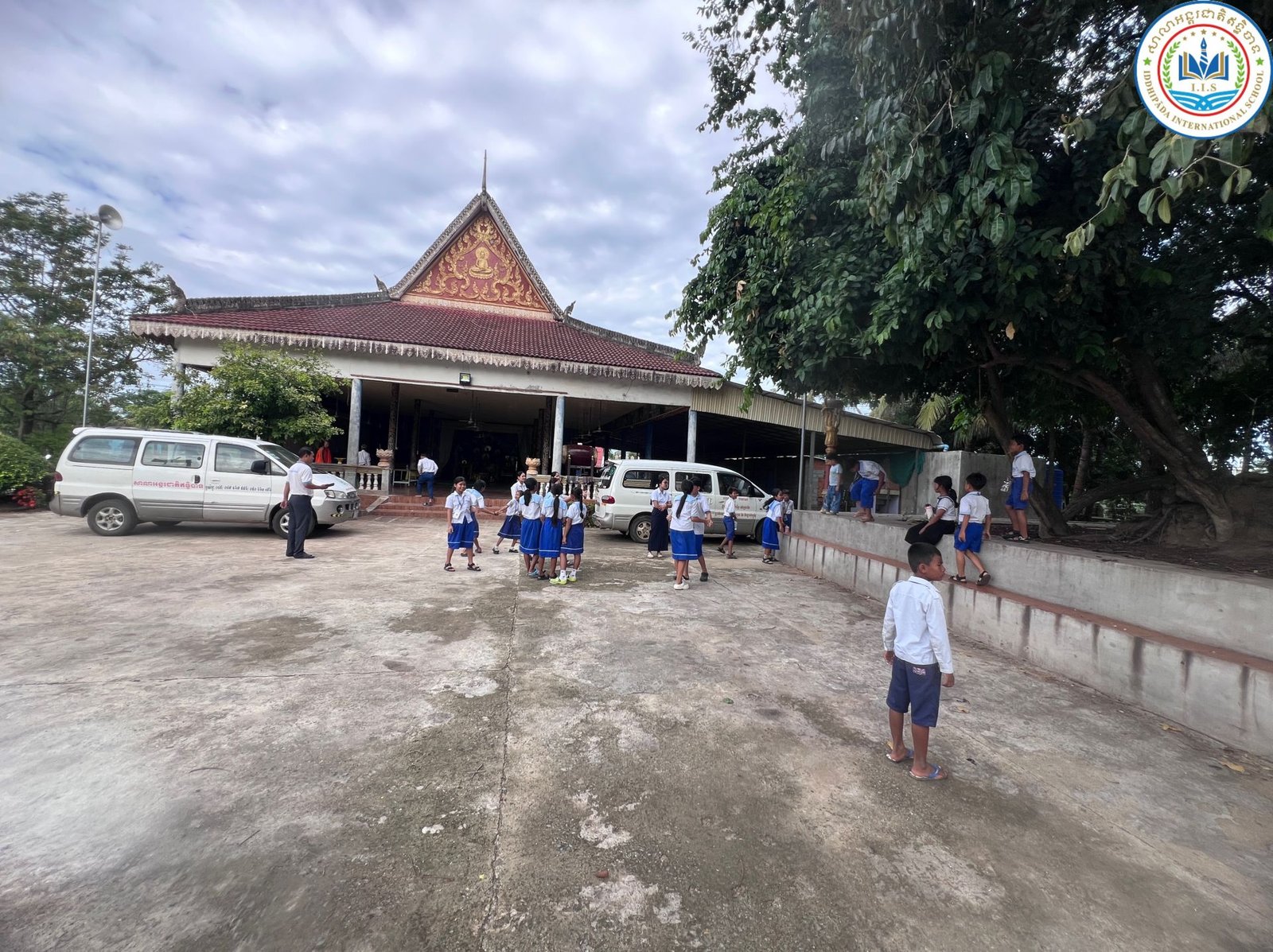 ការនាំយកទេយ្យវត្ថុ និងបច្ច័យប្រគេនព្រះសង្ឃ