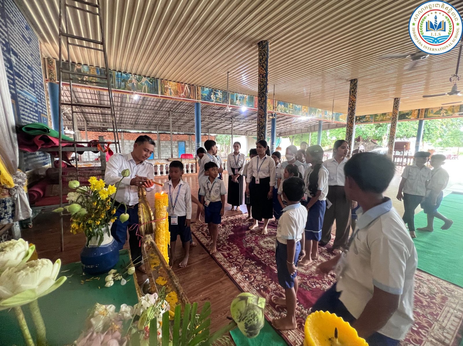 ការនាំយកទេយ្យវត្ថុ និងបច្ច័យប្រគេនព្រះសង្ឃ